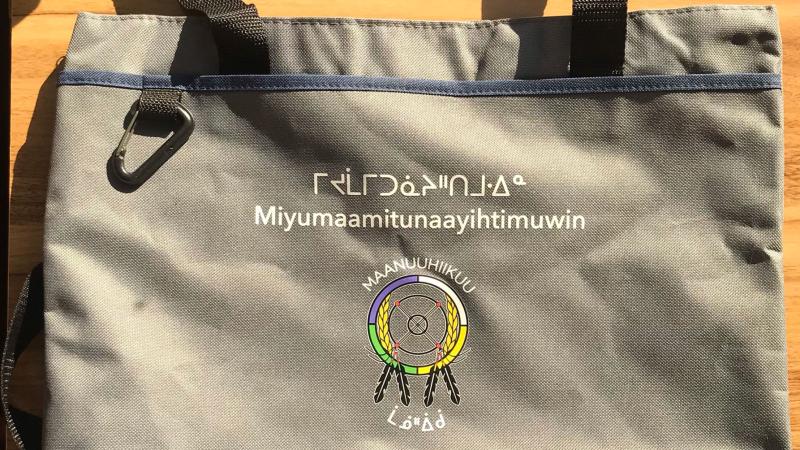 bag with Maanuuhiikuu logo